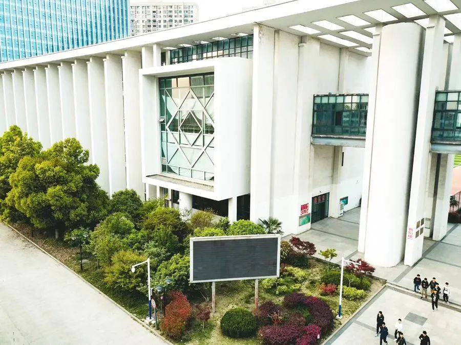 安徽艺术学院安徽艺术学院前身为安徽大学艺术与传媒学院,系整合全省