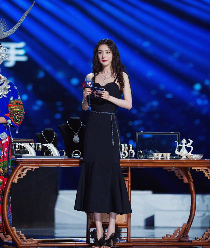 饰品|杨幂的“轻熟风”拿捏得恰到好处，高开叉+半露腰，性感还不低俗