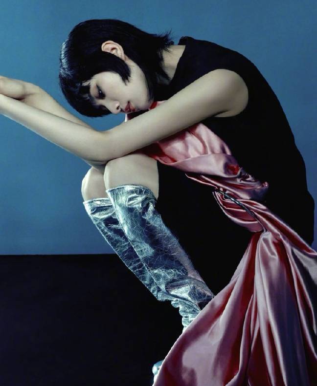 整体|刘诗诗最新大片,挑战鲢鱼头短发,利落时髦获好评