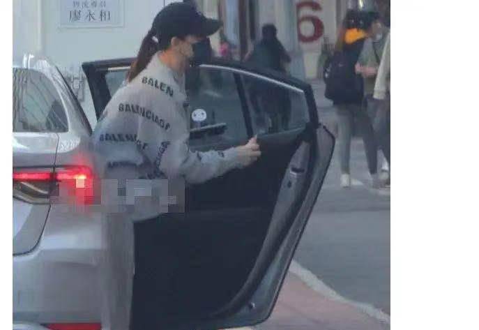 小姑娘|陈乔恩素颜现身医院！穿针织毛衣真显胖，发福严重大妈身材太抢镜