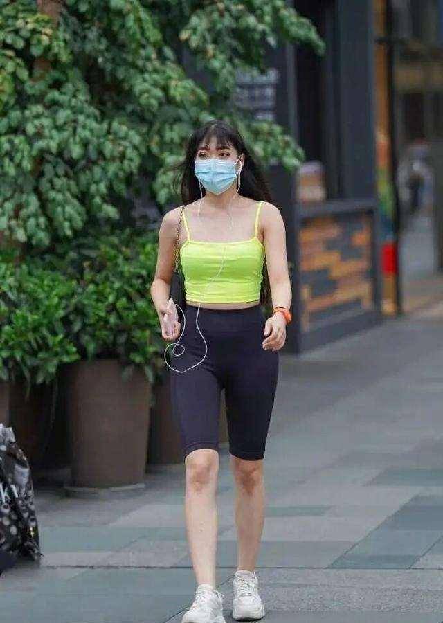 显得|连衣裙的穿着潮感十足，穿出淑女气质，彰显清爽又个性魅力