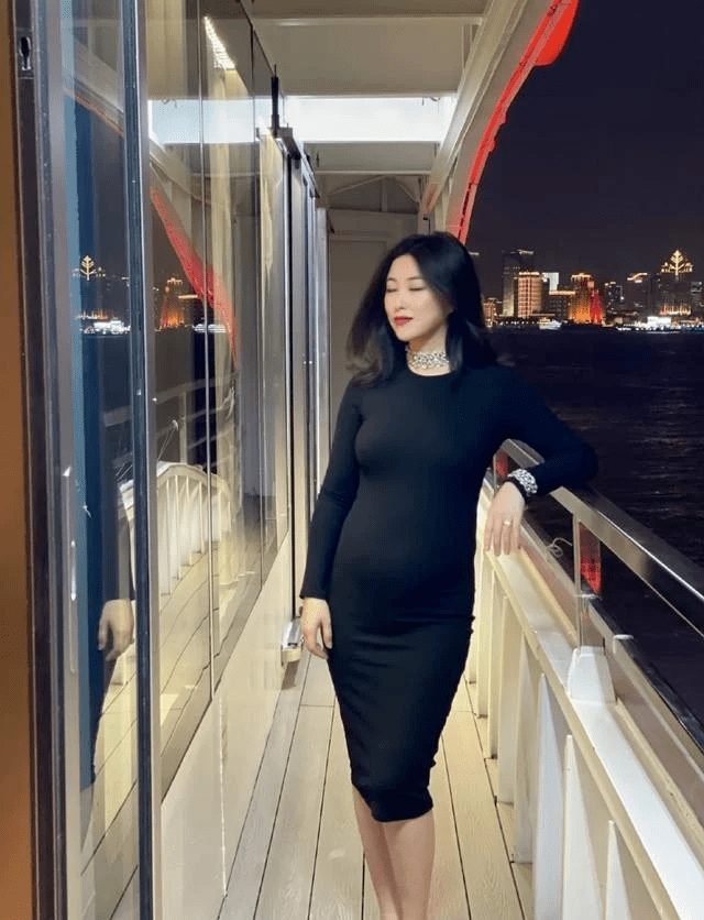 发型|名媛朱珠当妈后更有女人味！产后淡妆亮相走清纯风，发福后照样美