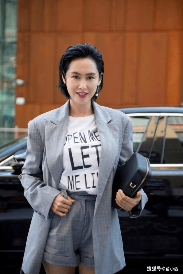 套装|朱茵这回风格大变，梳起大背头穿格纹西装套装，就她能穿出国际范