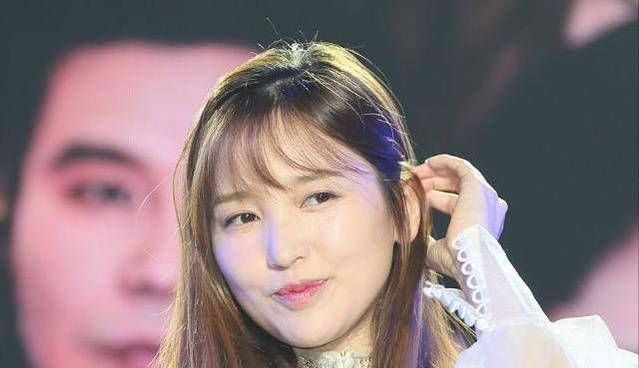 颜色|金莎就算长胖了也好看，一身白衣很有仙气，但是看着还挺有肉感的