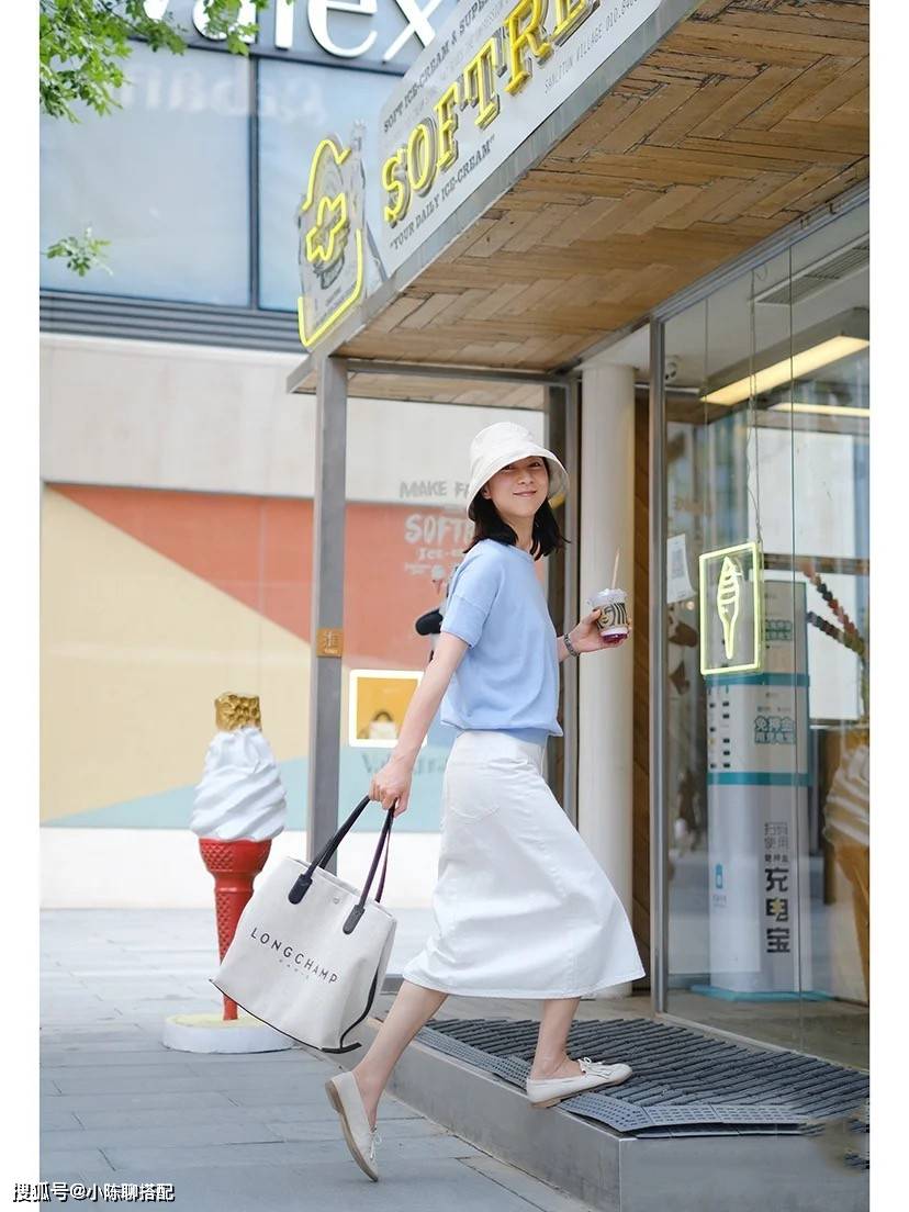 服装|女人到了中年，穿衣打扮要“得体”，更要学会不装嫩也不显老