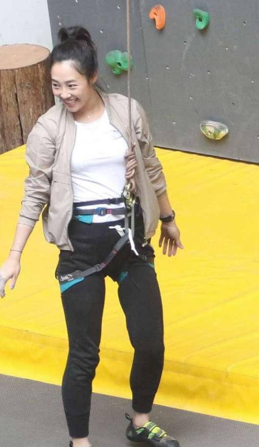 白百安|白百何休闲装户外玩攀岩，素颜出境被吐槽，网友：这腿没法看！