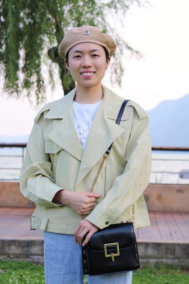 小个子|早秋怎么穿才洋气？学颜红橙用短风衣配碎花裙清爽简约，实用日常