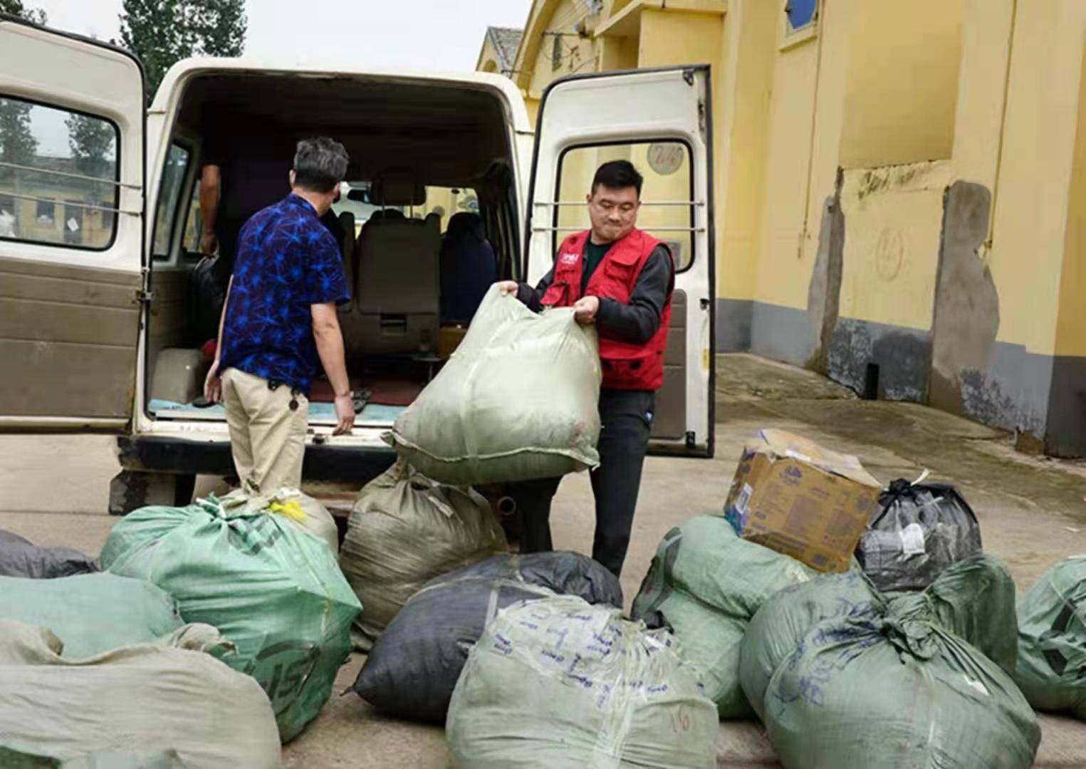 洪水无情,人间有爱:美丽中国行走进灾区爱心捐赠_郑州