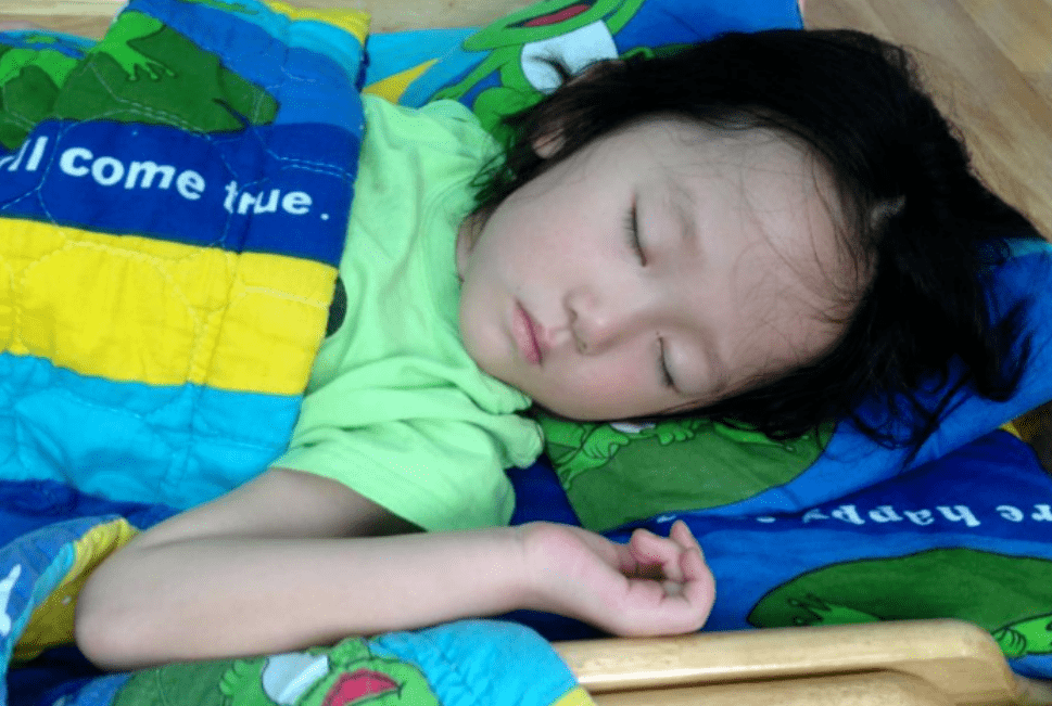 睡眠|幼儿园宣布“取消”午睡，家长炸锅纷纷声讨，园长解释压倒众议