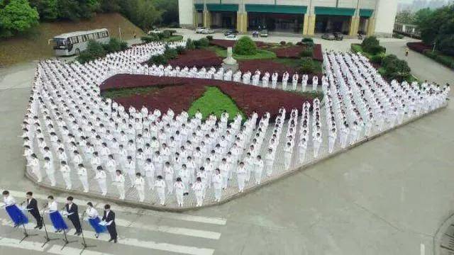 校服|万万没想到！到了大学还是要穿校服，而且这么难看！