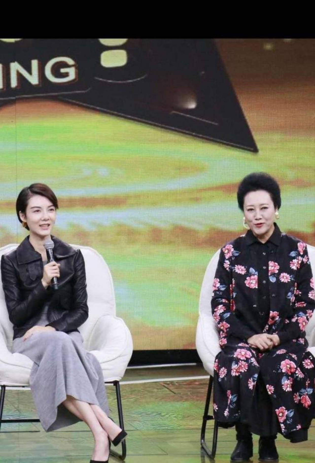 贵妇|车晓母女同台亮相，王丽云穿印花装配“贵妇头”，气场比女儿强大