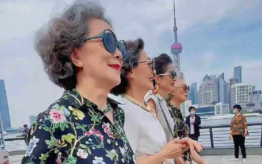 卷发|70岁就别染发了，花白发真实自然不做作，发型烫好照样时髦显年轻