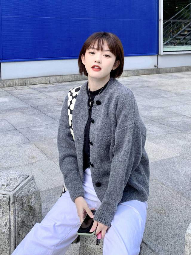 毛衣|秋季怎么穿出高级感？毛衣外套搭配牛仔半裙减龄俏皮，保暖舒适