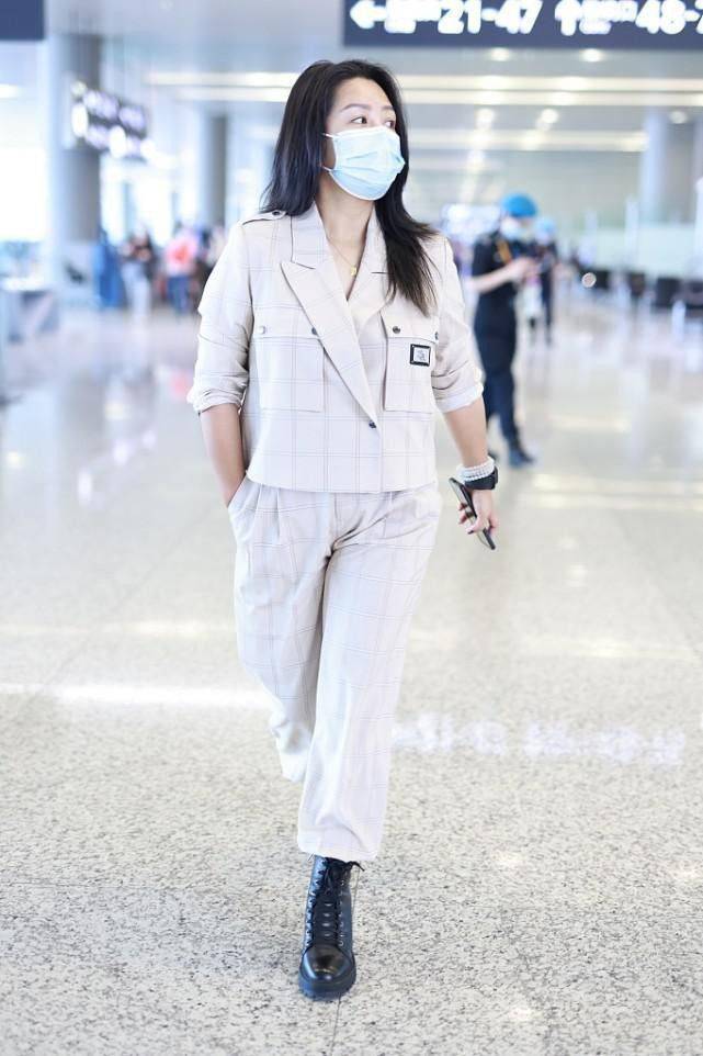 超短裙|何洁身材微胖却很会穿,卫衣配鲨鱼裤活力十足,穿出少女的活泼感