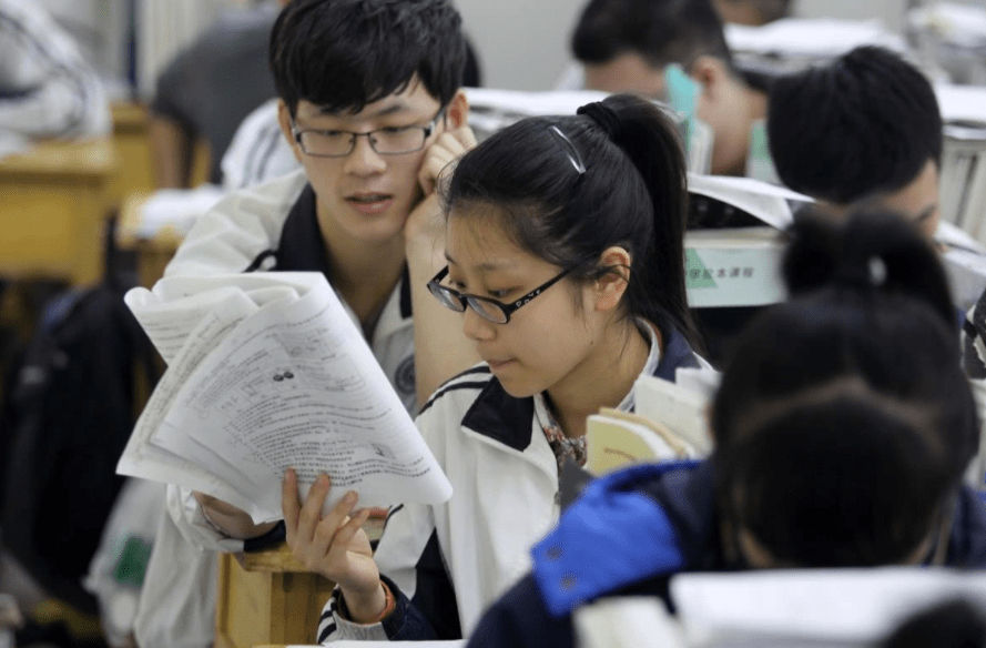 原创高中生上学需每天接送惨遭网友调侃家长表示我也不想但没办法