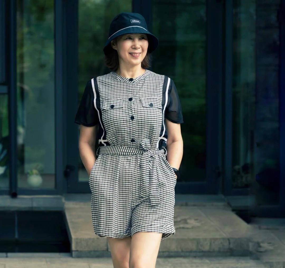 黑色|女人过了60岁别总穿裤装,显胖又不好搭配,裙装舒服时髦又显年轻