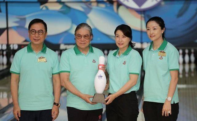 服装|?郭晶晶不愧是豪门儿媳,分寸拿捏得真好,与公公同框,更显大气