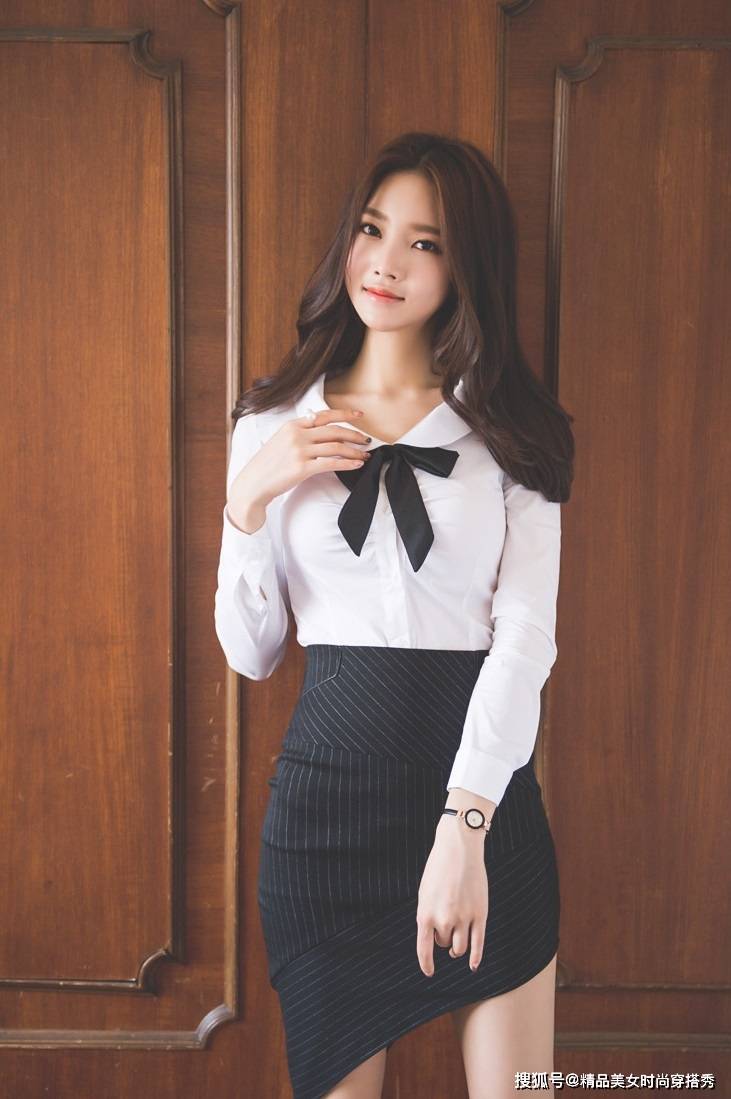职场|白色衬衫，下搭条纹西装裙，干练的西装裙打造出强大的气场
