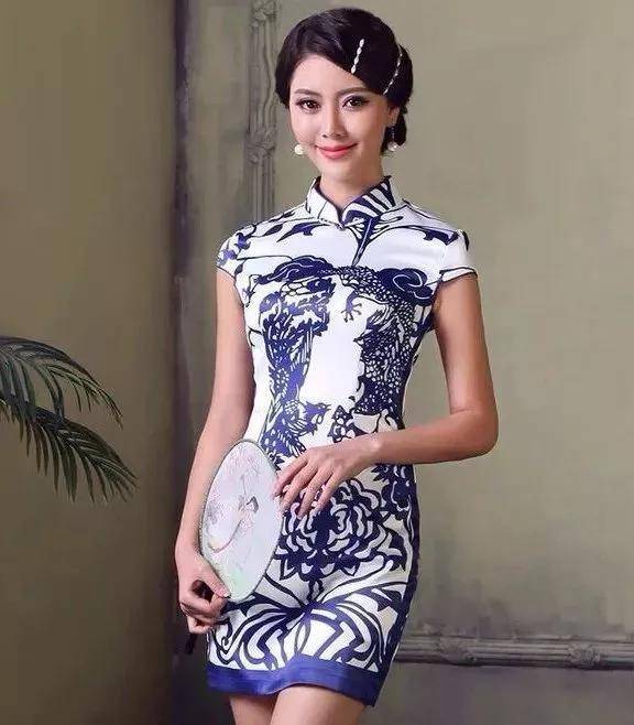 青花瓷|当旗袍碰到了青花瓷，相互衬托，真乃天作之合