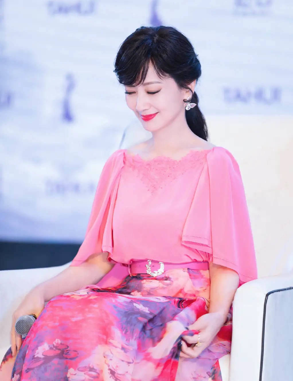 贵妇|车晓母女同台亮相，王丽云穿印花装配“贵妇头”，气场比女儿强大