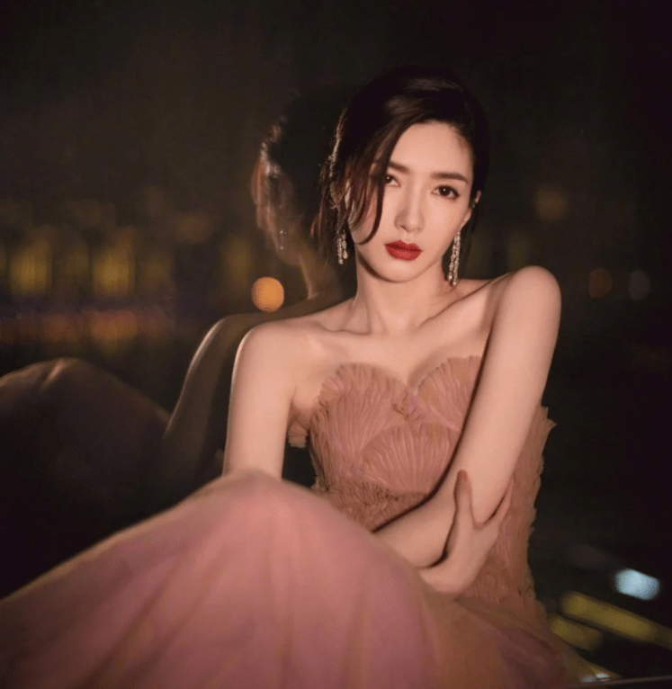 黑色|江疏影：一个被演戏耽误的时尚达人，衣品超高