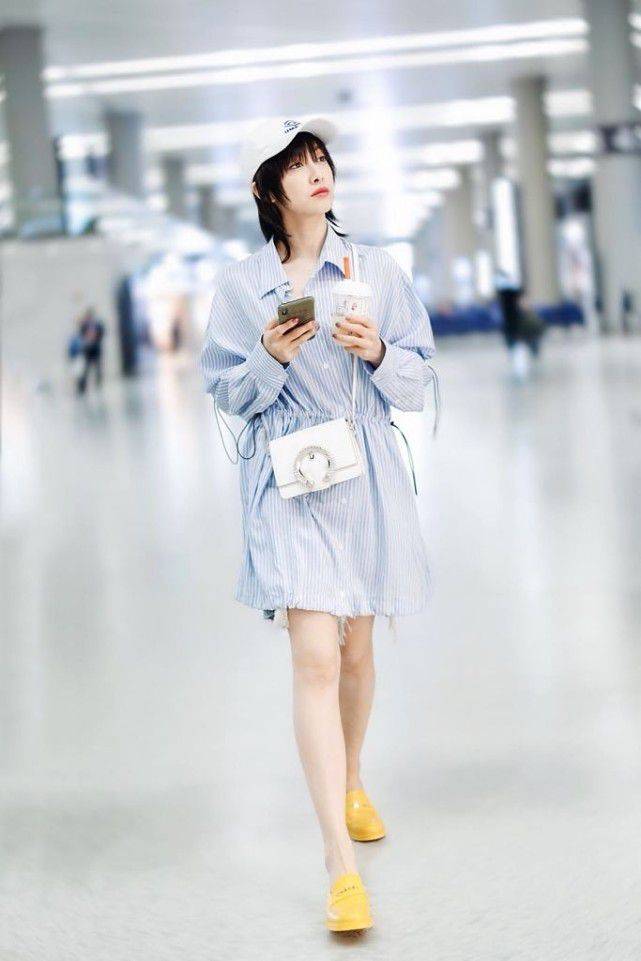 私下里|宋茜私下里还挺有个性的，POLO衫“歪着穿”，秀出肩膀挺抢镜