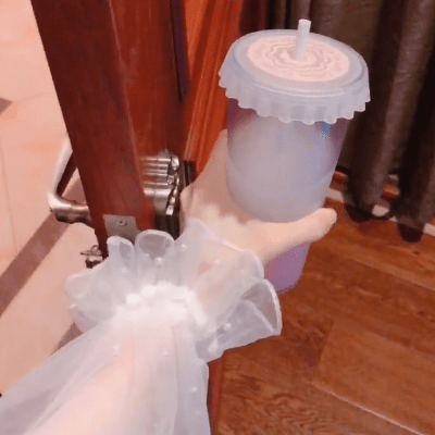 洛丽塔|蔡萝莉晒出喝奶茶照片，却被“特殊杯子”抢镜，不愧是“行走的矿山”