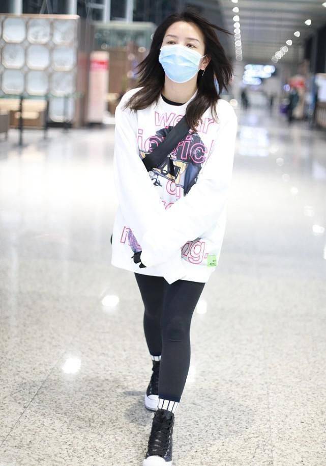 超短裙|何洁身材微胖却很会穿,卫衣配鲨鱼裤活力十足,穿出少女的活泼感