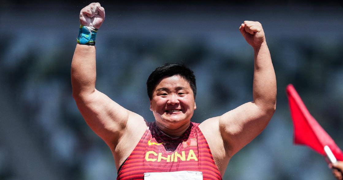 视觉|奥运冠军巩立姣撞脸暖羊羊，身材虽然“大码”，玩起叠穿却很时髦