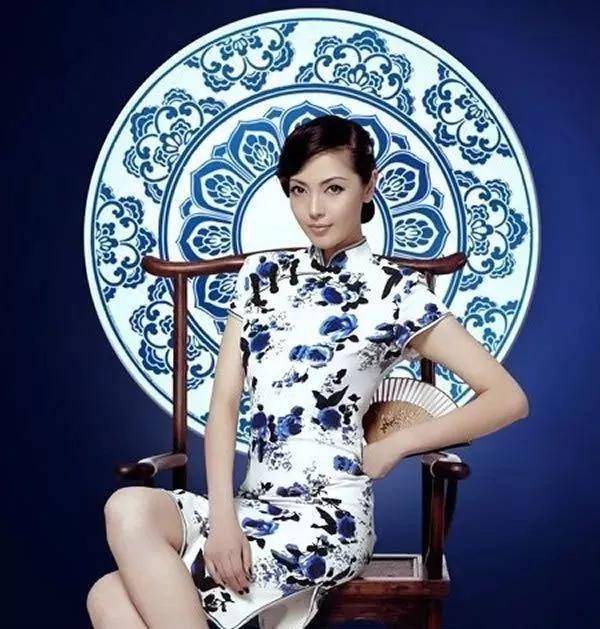 青花瓷|当旗袍碰到了青花瓷，相互衬托，真乃天作之合