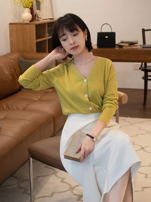 毛衣|秋季怎么穿出高级感？毛衣外套搭配牛仔半裙减龄俏皮，保暖舒适