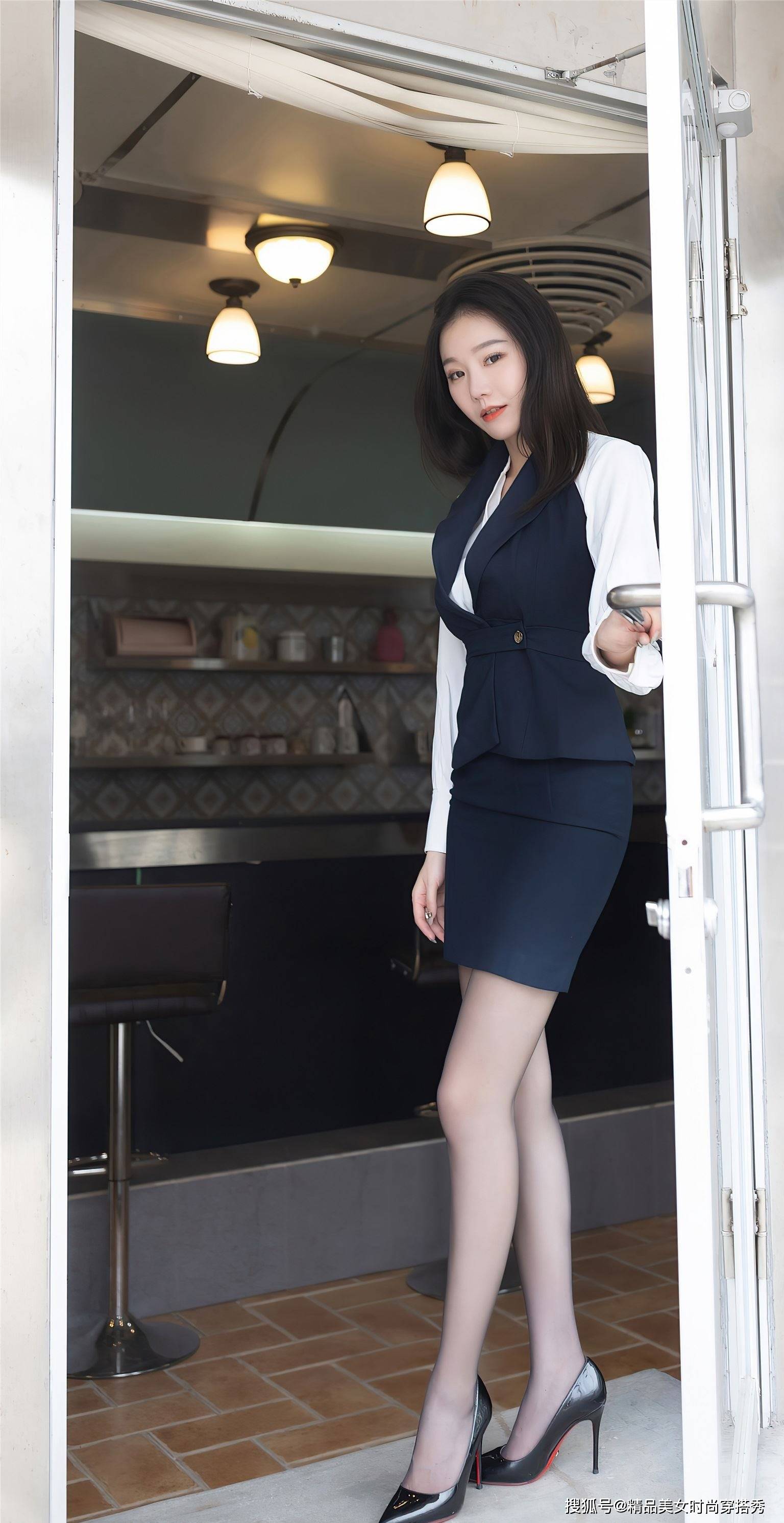 从容|白色衬衫外搭深蓝色的马甲裙，轻熟职场装，让你的气质优雅又从容