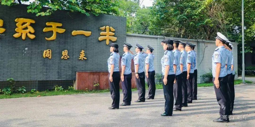 校服|万万没想到！到了大学还是要穿校服，而且这么难看！