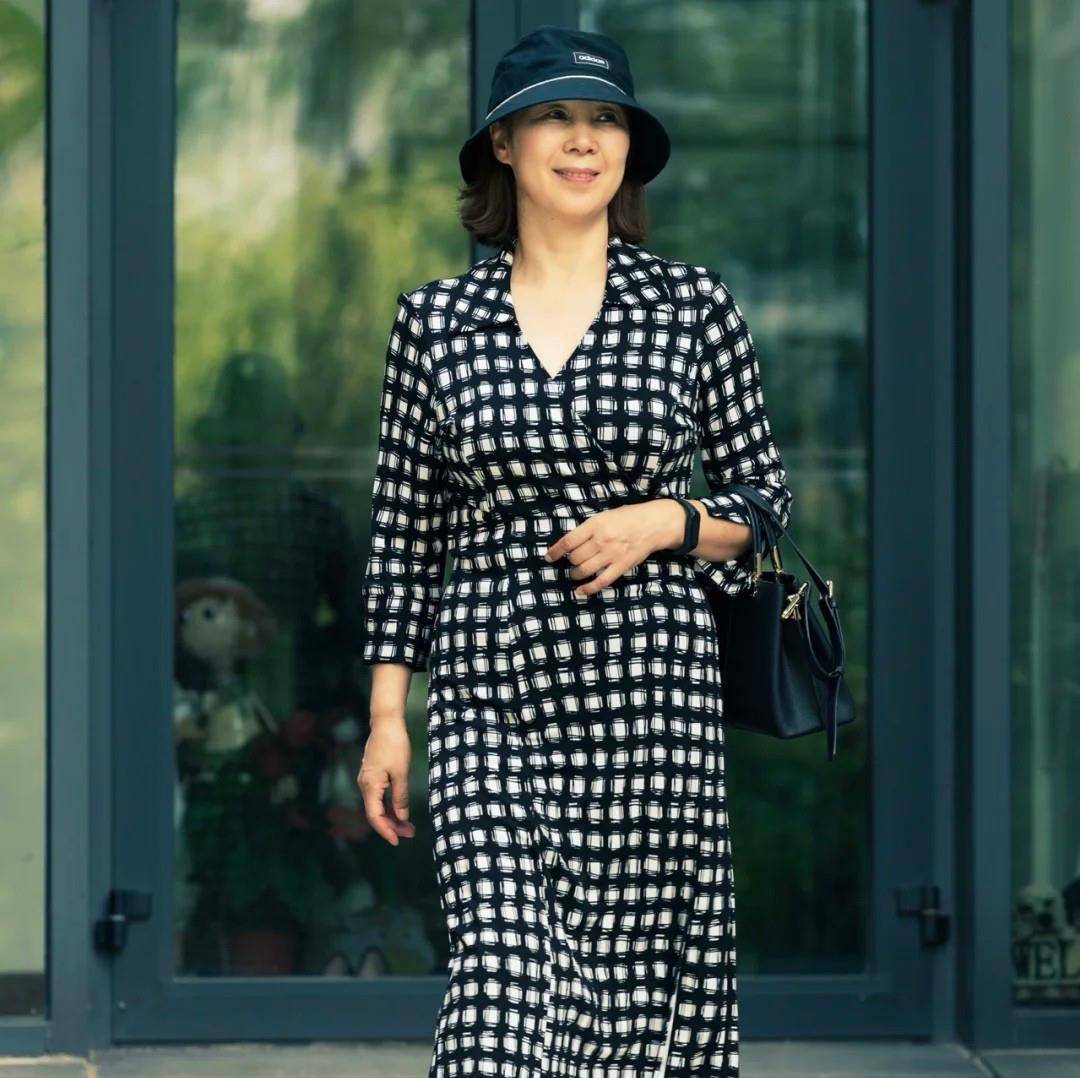 黑色|女人过了60岁别总穿裤装,显胖又不好搭配,裙装舒服时髦又显年轻