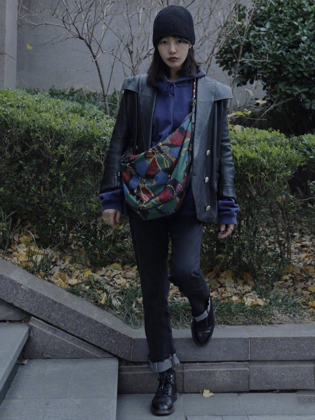 配饰|白百合真会穿,“厚外套+长裤”保暖又洋气,不会穿的女生更要学