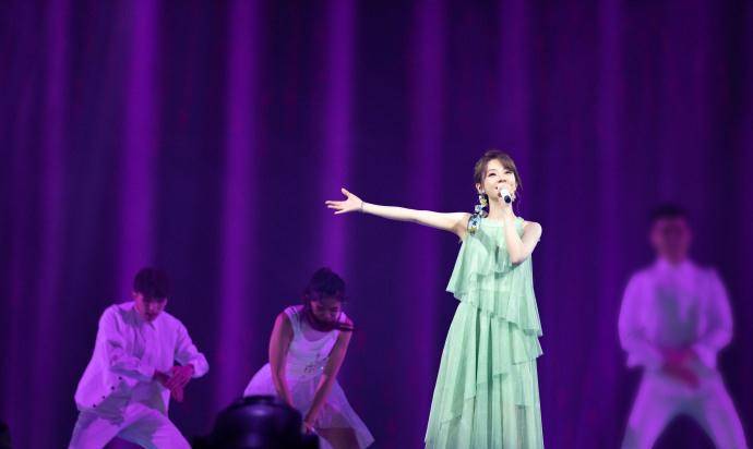 人气|冯提莫转型成功，从网红走向明星的传奇蜕变