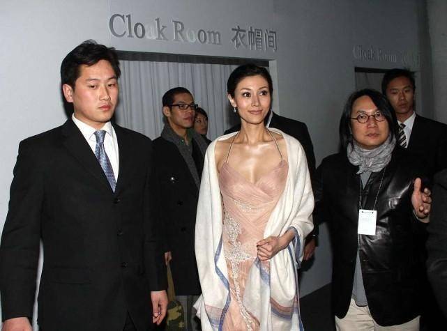 魅力|李嘉欣虽然身材骨感，但上身还是有肉肉的，暗场的灯光下更显立体