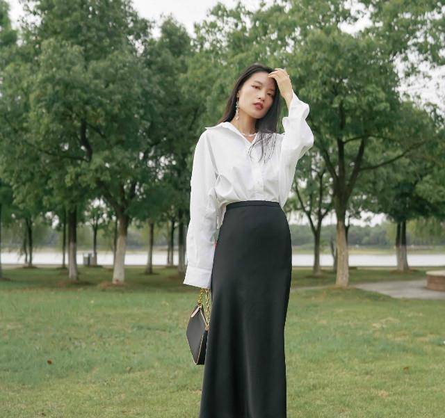 设计|女人一旦过了45，穿衣尽量：颜色素一点、款式宽一些，时髦又减龄