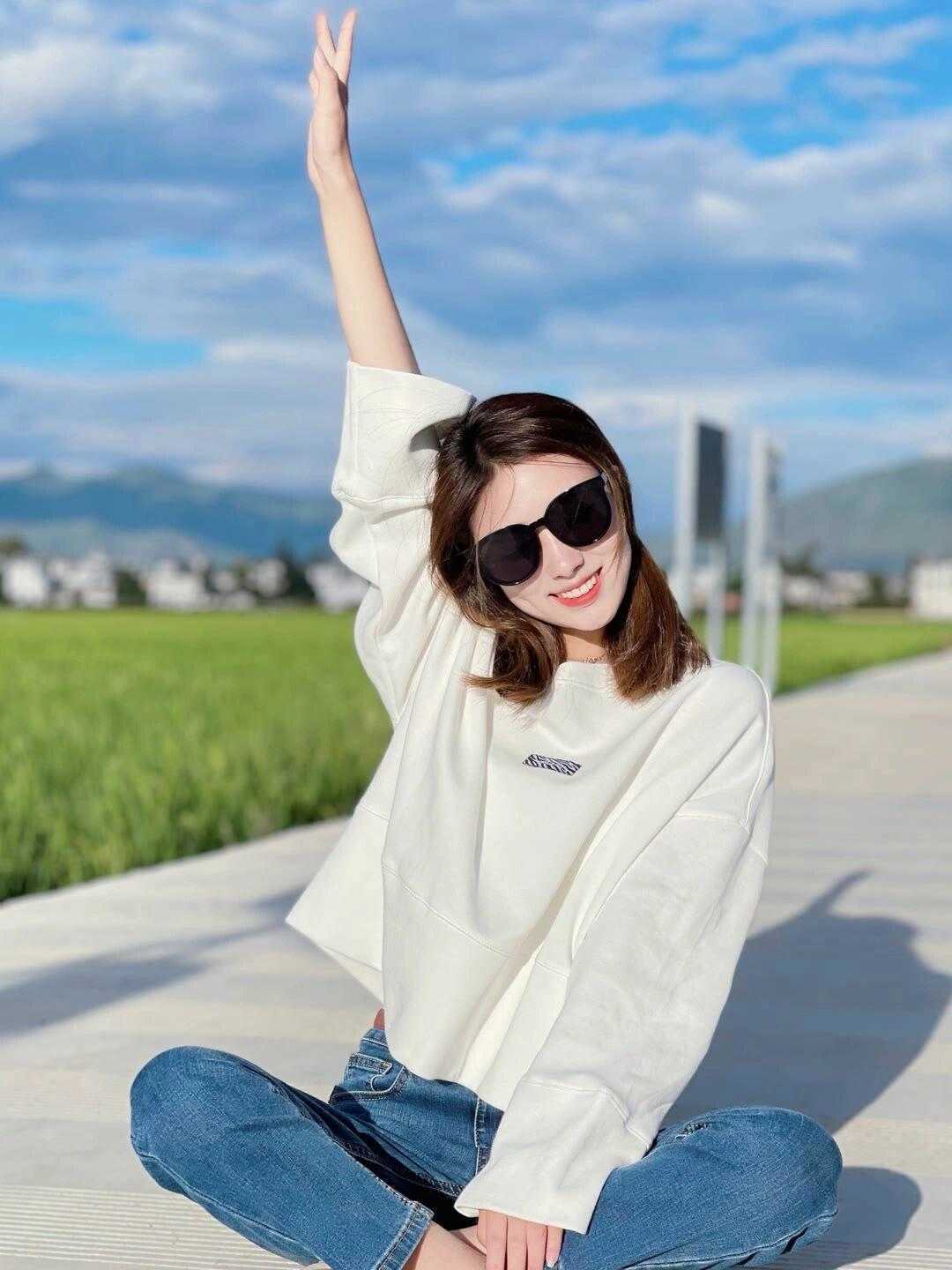 是属于|秋天的穿搭指南,衬衫搭配白色牛仔裤温柔清爽又好看,舒适大方