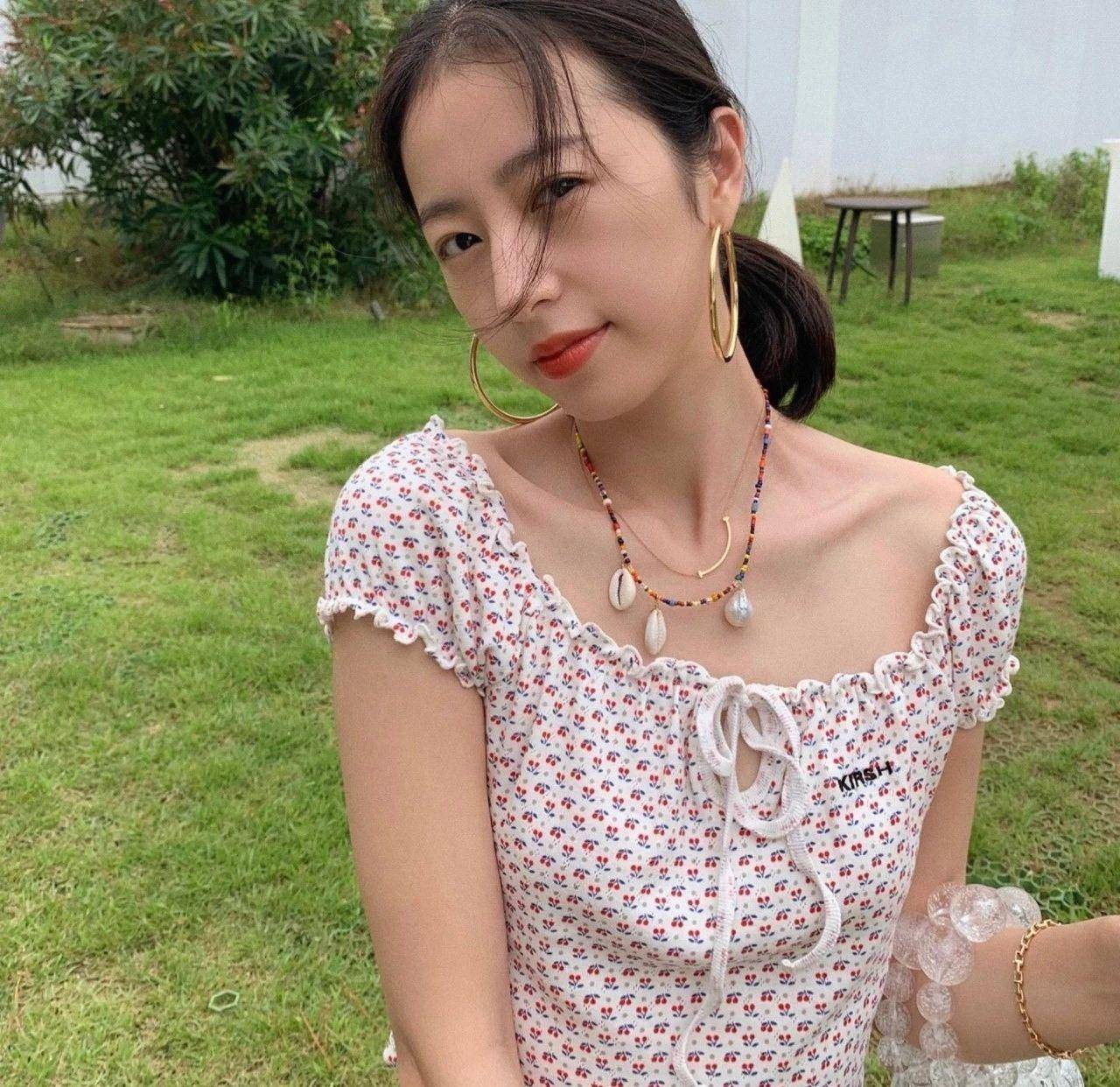 配饰|周雨彤在《我在他乡挺好的》中演技哭戏值得夸，她的衣品更值得夸