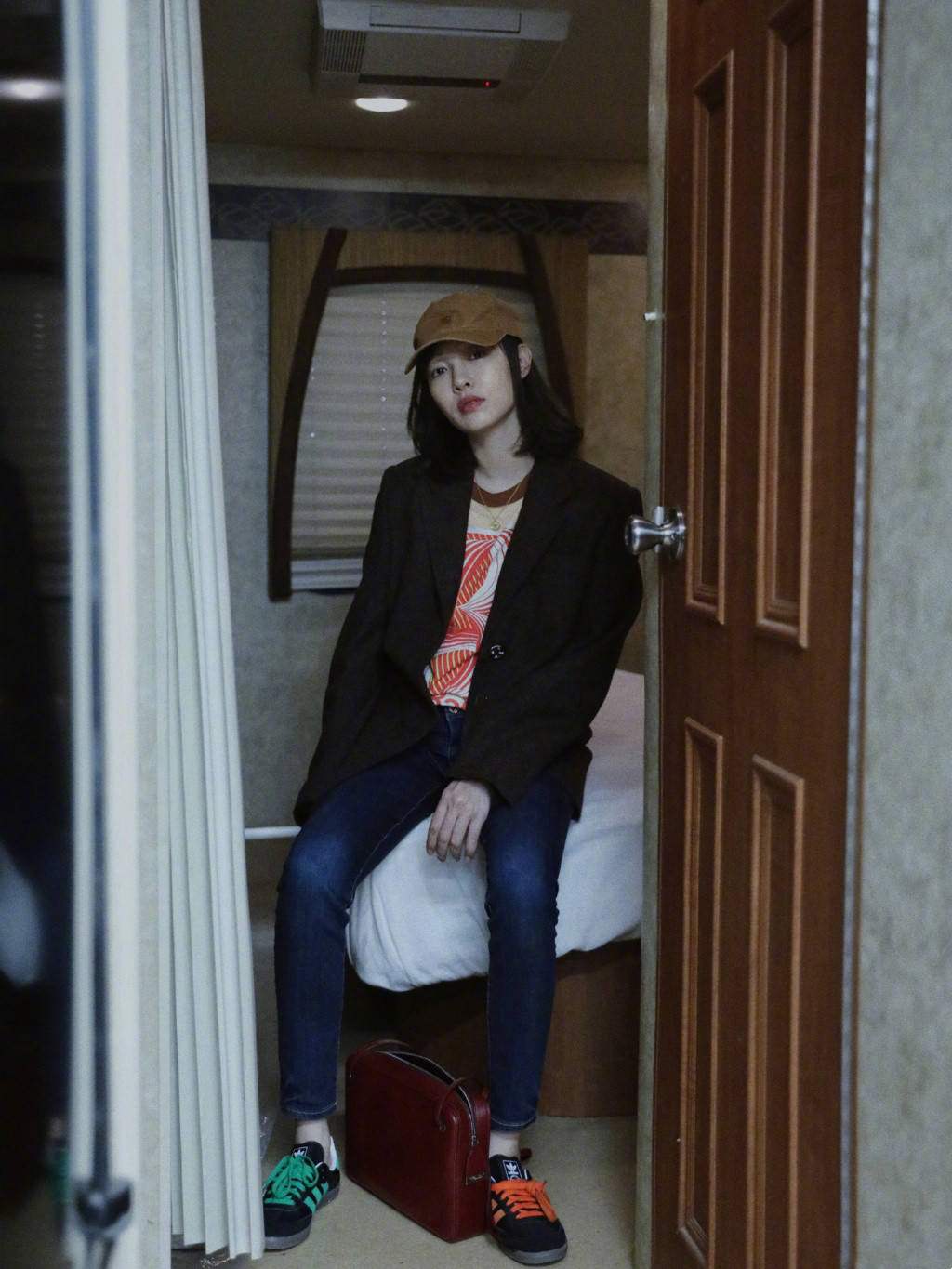 配饰|白百合真会穿,“厚外套+长裤”保暖又洋气,不会穿的女生更要学