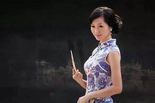 青花瓷|当旗袍碰到了青花瓷，相互衬托，真乃天作之合