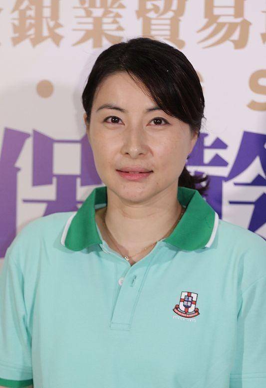 服装|?郭晶晶不愧是豪门儿媳,分寸拿捏得真好,与公公同框,更显大气