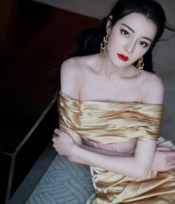 曲线|迪丽热巴香槟礼服大秀凹凸身材，腰部曲线露出女人味，妩媚又高贵