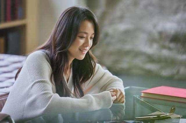 整体|汤唯结婚6年成“韩式美人”,穿开衫配卷发好温柔,文艺气质绝了