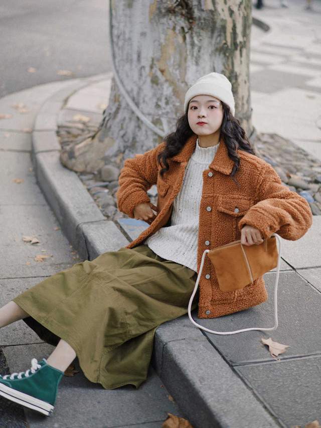 毛衣|秋季怎么穿出高级感？毛衣外套搭配牛仔半裙减龄俏皮，保暖舒适