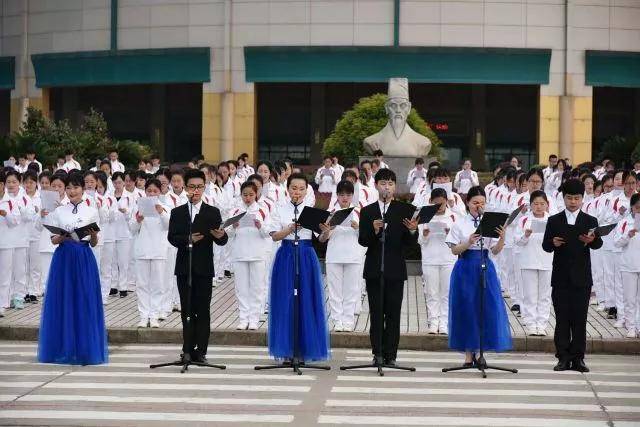 校服|万万没想到！到了大学还是要穿校服，而且这么难看！