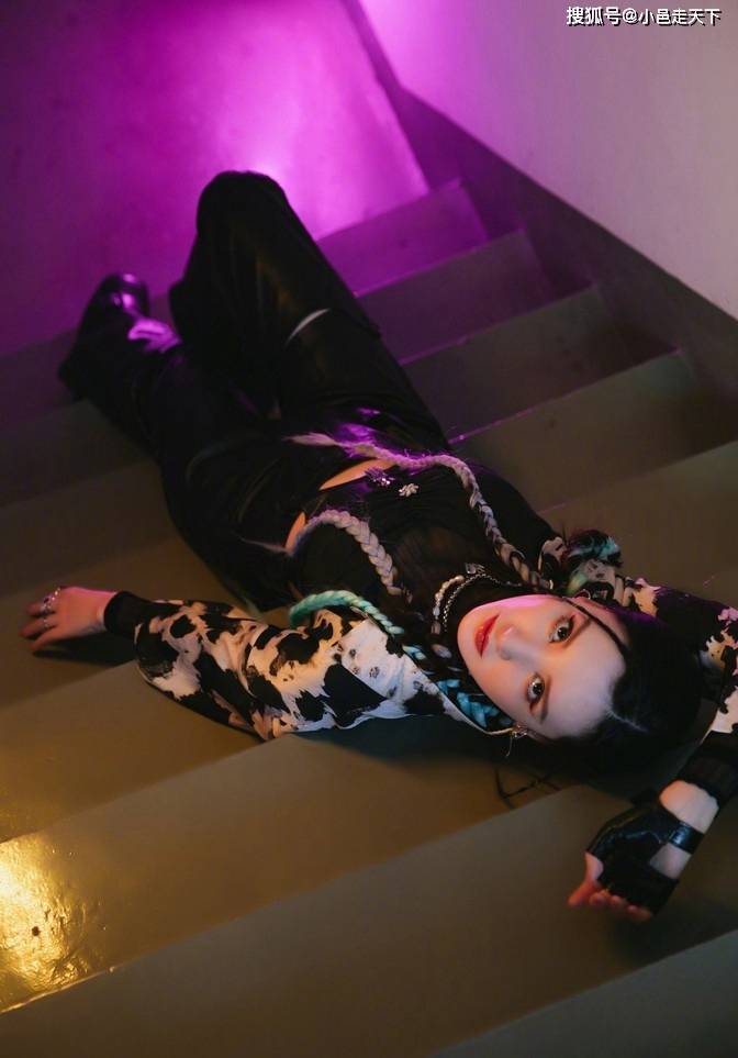 黑色|张萌黑色皮裤时尚写真