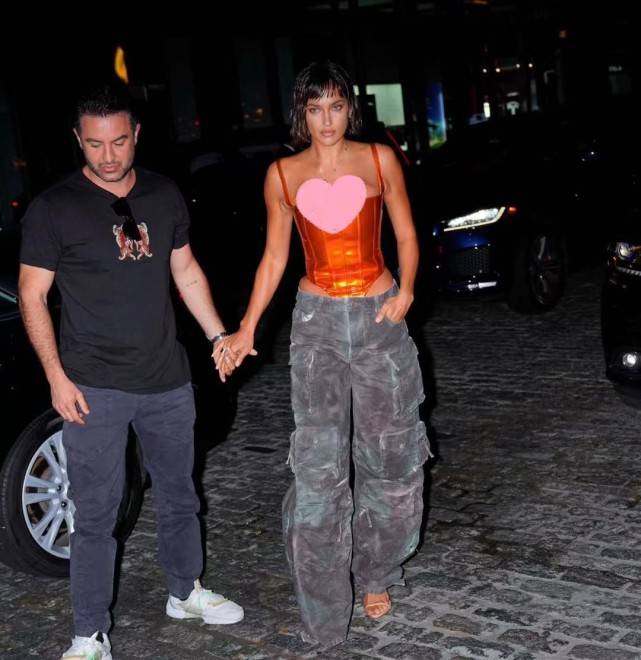 皮质|名模伊莲娜现身宝格丽晚宴真惨!皮质吊带凹出粗胯,身材变得魁梧