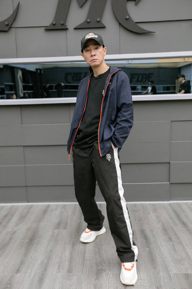 陈小春|穿一身白又痞又帅,54岁“披荆斩棘”站C位,陈小春,算你狠